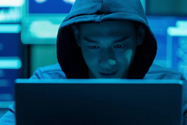 Close Van Aziatische Mannelijke Hacker Gebruik Laptop Een Misdaad Plegen — Stockfoto