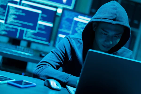 Hacker Pria Asia Menggunakan Laptop Untuk Melakukan Kejahatan — Stok Foto