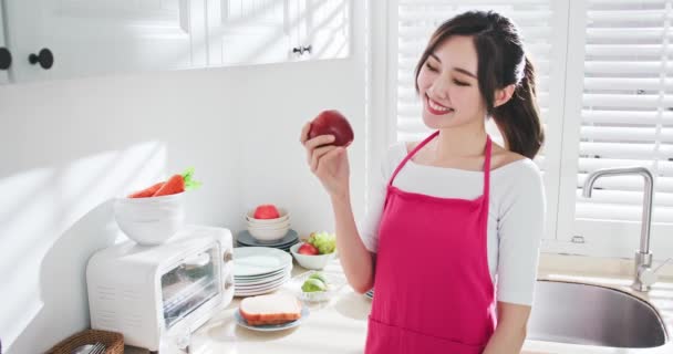 Aziatisch huisvrouw houden een appel — Stockvideo