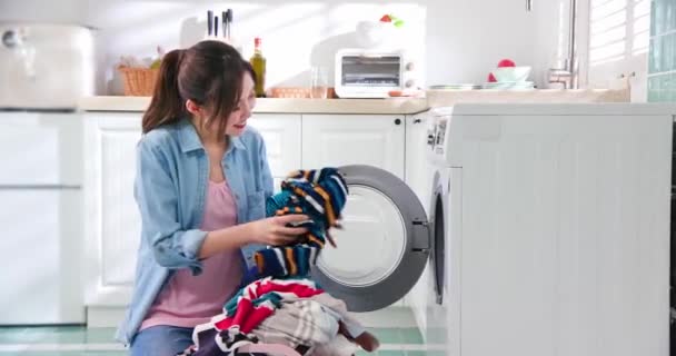 Asiática dona de casa lavar roupas — Vídeo de Stock