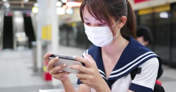Chica uso de teléfono móvil en mrt — Vídeo de stock