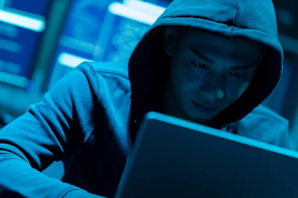 Pendekatan Hacker Laki Laki Asia Menggunakan Laptop Untuk Melakukan Kejahatan — Stok Foto
