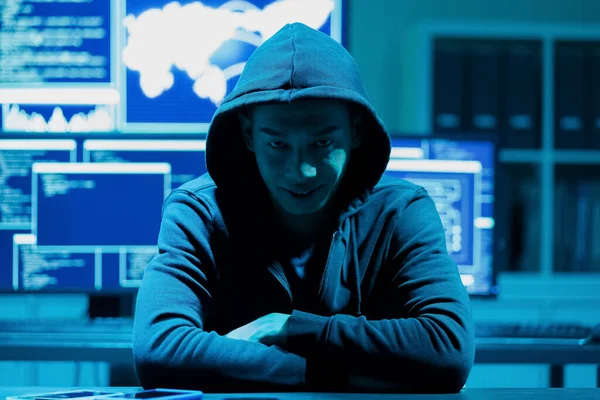 Asiatische Männliche Hacker Lächeln Und Schauen Sie — Stockfoto