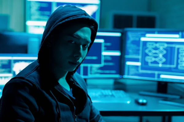 Aziatische Man Hacker Kijk Naar Vreemd — Stockfoto