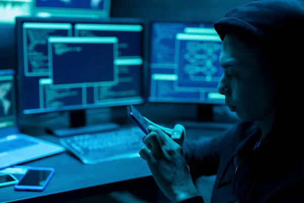 Cep Telefonu Kullanan Asyalı Erkek Hackerın Yakın Plan Fotoğrafı — Stok fotoğraf