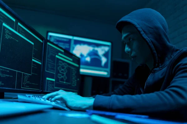 Postranní Pohled Asijské Mužské Hacker Pomocí Počítače Spáchat Zločin — Stock fotografie