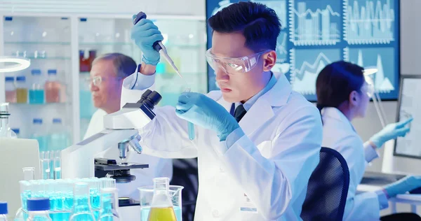 Asiatisches Wissenschaftlerteam Führt Experimente Labor Durch — Stockfoto