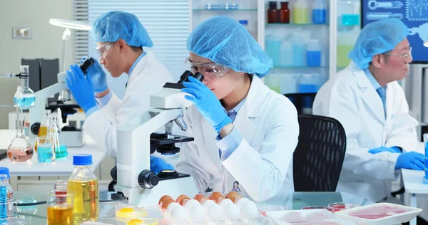 Asiatischer Qualitätsexperte Inspiziert Fleisch Von Lebensmittelproben Labor — Stockfoto