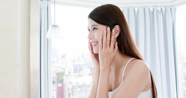 Mulher Beleza Tocar Sua Boa Pele Rosto Olhar Espelho Banheiro — Fotografia de Stock