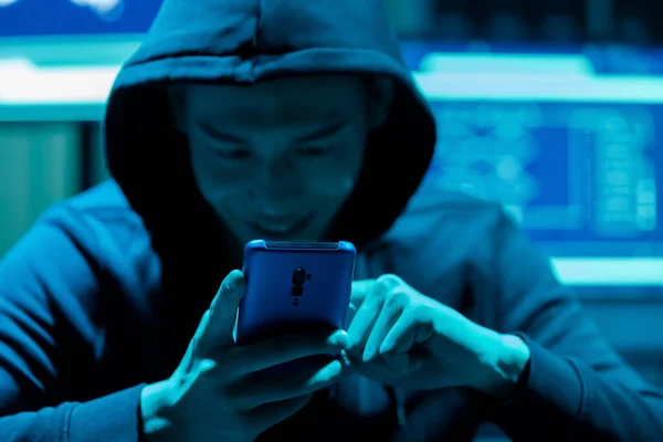 Nahaufnahme Von Asiatischen Männlichen Hacker Mit Mobiltelefon — Stockfoto