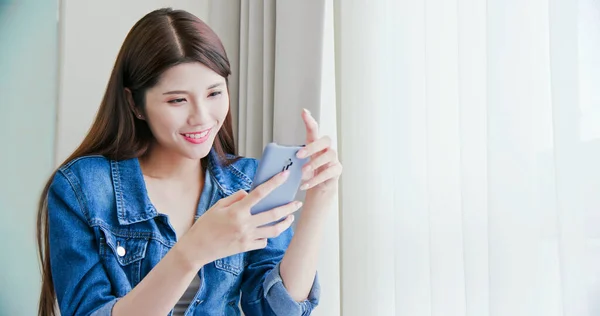 아시아 미녀는 집에서 장난삼아 스마트폰을 — 스톡 사진