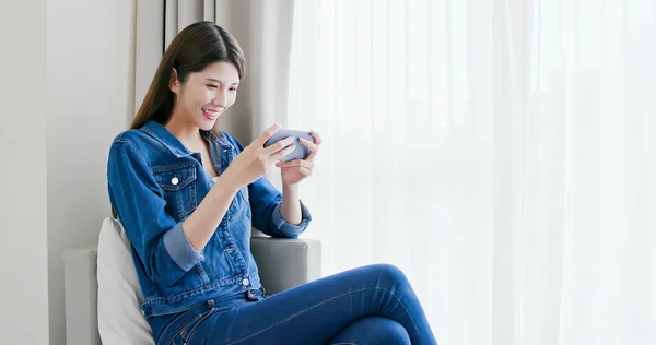 Asiatico Donna Giocare Gioco Con Smart Phone Emozionante — Foto Stock