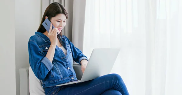 Asijské Žena Mluvit Smartphone Používat Notebook Pracovat Doma — Stock fotografie