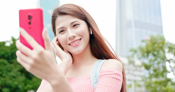 Asijská Žena Nosit Bezdrátové Sluchátka Poslouchat Hudbu Smartphone Umístění Taipei — Stock fotografie