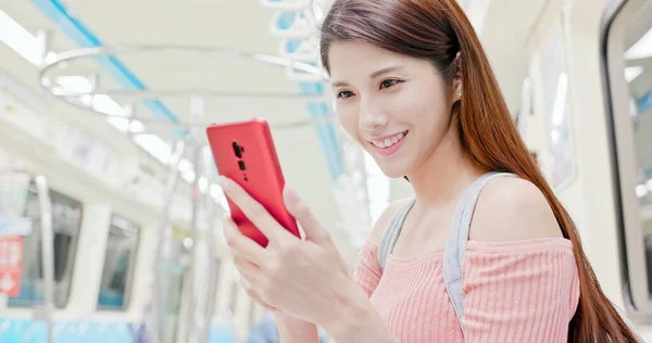 Aasialainen Nuori Nainen Käyttää Älypuhelin Metro Juna Sijainti Taipei Taiwan — kuvapankkivalokuva