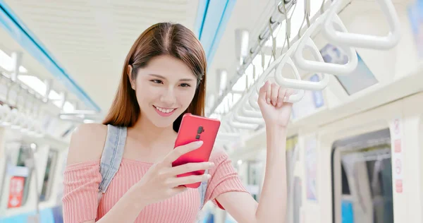 Asiatico Giovane Donna Uso Smartphone Metro — Foto Stock