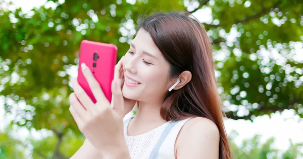 Молода Азіатка Слухає Музику Бездротовими Навушниками Смартфон Парку — стокове фото