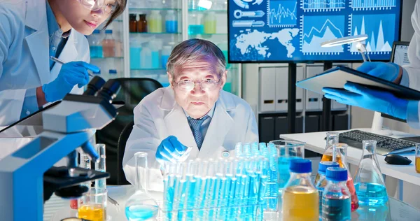 Asian Scientist Team Meeting Writing Analysis Results Laboratory — Stock Photo, Image