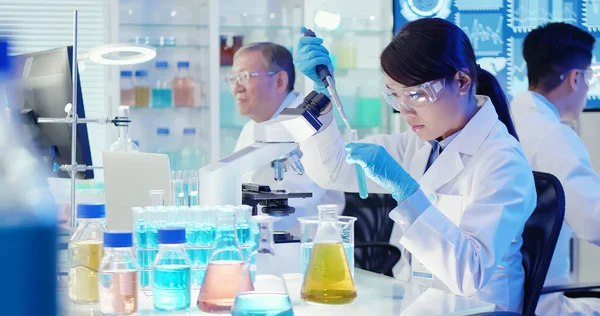 Asiatisk Forskare Team Utföra Experiment Laboratoriet — Stockfoto