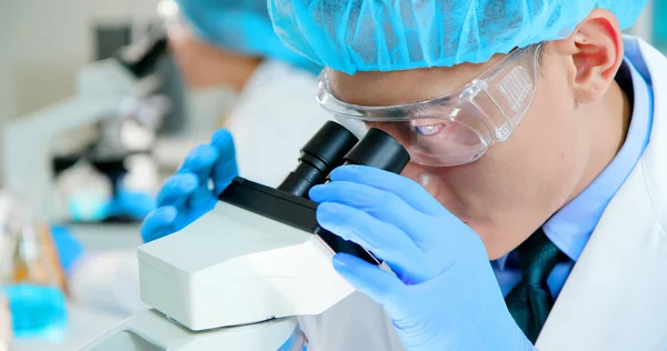 Close Asiático Cientista Equipe Tem Pesquisando Olhar Microscópio Laboratório — Fotografia de Stock