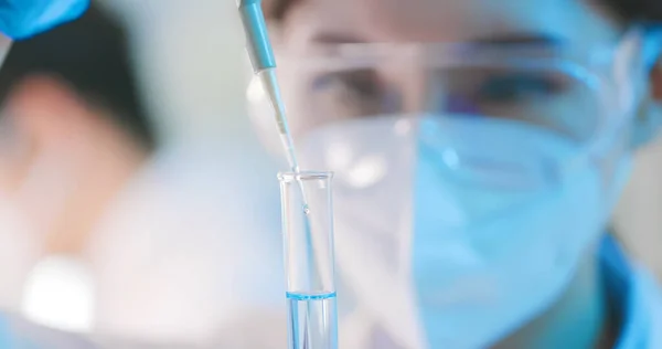 Bilim Adamı Laboratuarda Sıvı Dolu Test Tüpü Kullanıyor — Stok fotoğraf