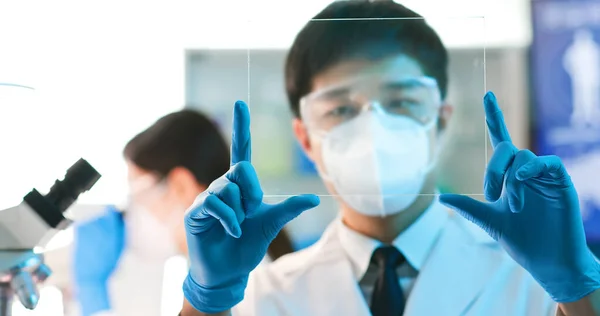 Científico Asiático Masculino Microbiólogo Mirar Pantalla Virtual Blanco Tableta Futurista — Foto de Stock