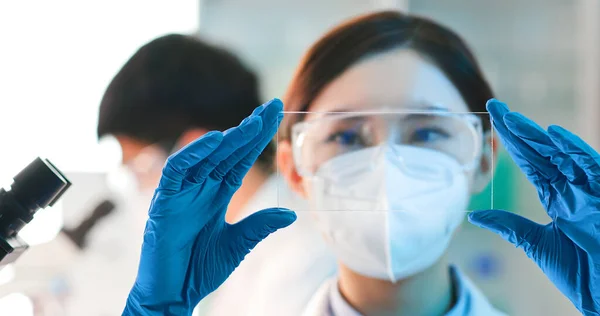 Aziatische Vrouwelijke Wetenschapper Microbioloog Kijken Naar Lege Virtuele Weergave Transparante — Stockfoto