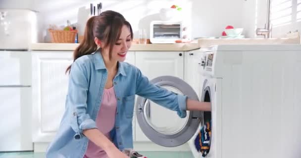 Азиатская домохозяйка стирает одежду — стоковое видео
