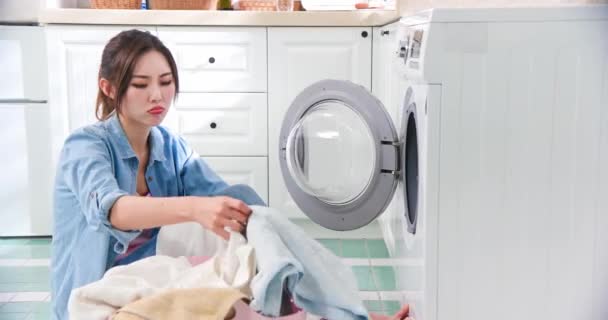 Mulher lavar roupas frustrantemente — Vídeo de Stock