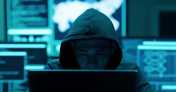 Asiatische männliche wütende Hacker — Stockvideo