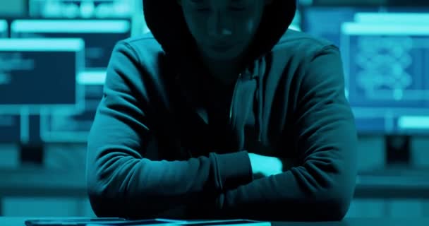 Asyalı erkek hacker — Stok video