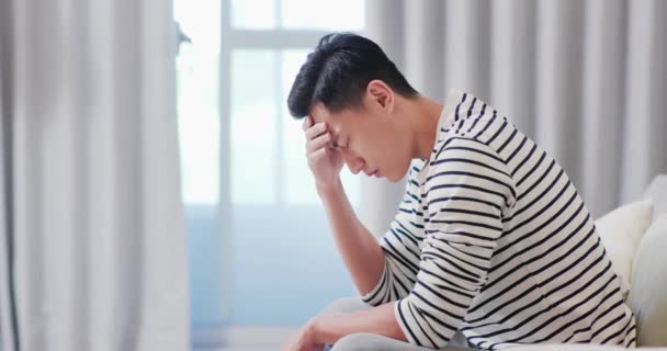 Азиатский мужчина чувствует депрессию — стоковое видео