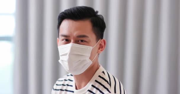 Asiatique homme porter masque facial — Video