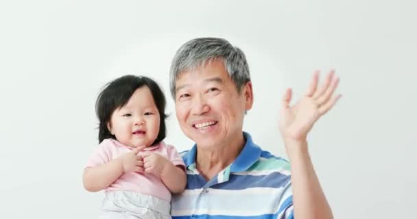 Großvater umarmt seine Enkelin — Stockvideo