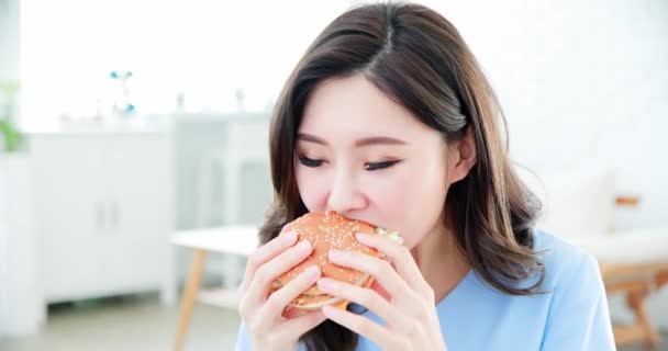 Asiatische Frau essen Hamburger — Stockvideo