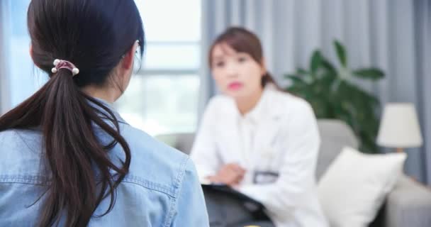 Psycholog navštíví jejího pacienta — Stock video