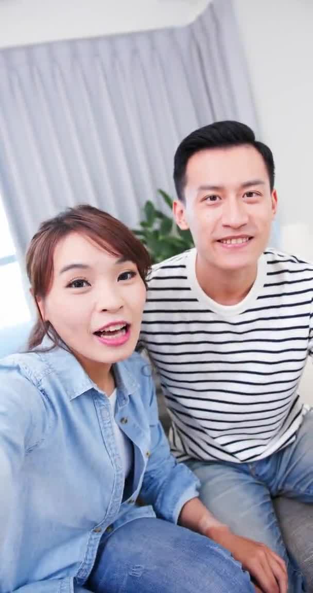 Asyalı çift görüntülü konuşma yapıyor — Stok video