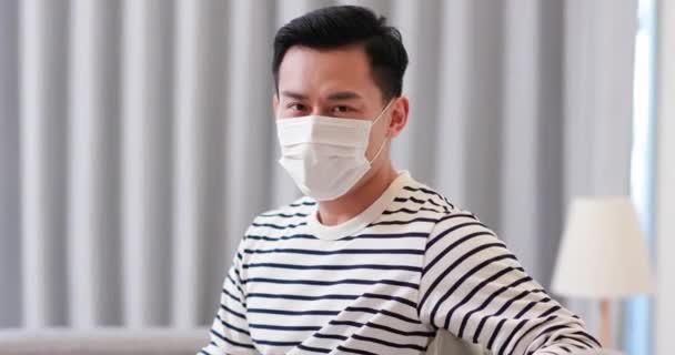 Asiatisk man bär ansiktsmask — Stockvideo