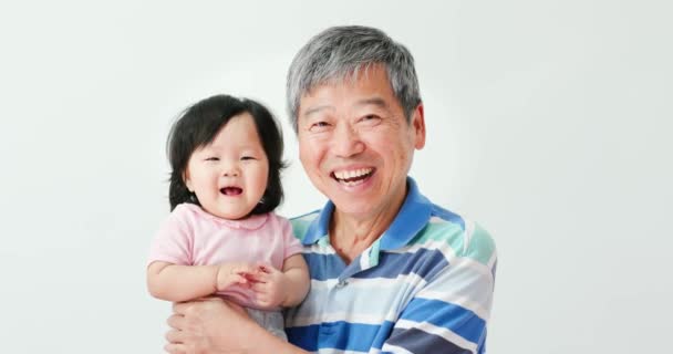 Dziadek przytula swoją wnuczkę — Wideo stockowe