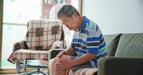 Elder man has knee pain — Stock Video