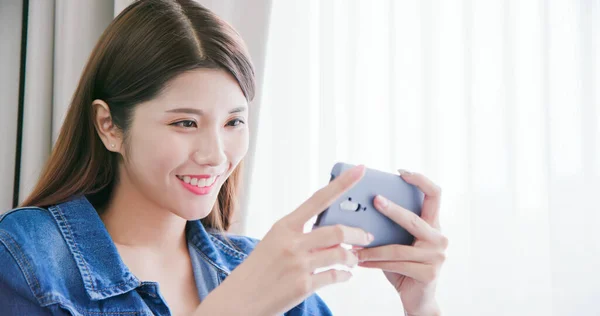 Azjatycka Młoda Kobieta Używać Smartfona Gry Mobilnej Gry — Zdjęcie stockowe
