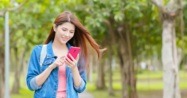 Aziatische Vrouw Gebruik Smartphone Outdoor Tijdens Het Wandelen Het Park — Stockfoto