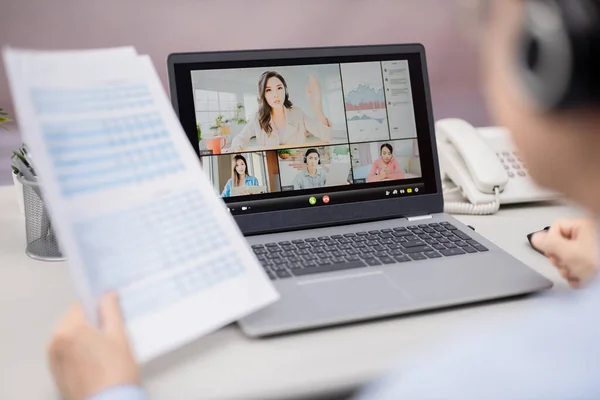 Концепція Роботи Вид Ззаду Азіатського Літнього Бізнесмена Використовує Ноутбук Щоб — стокове фото