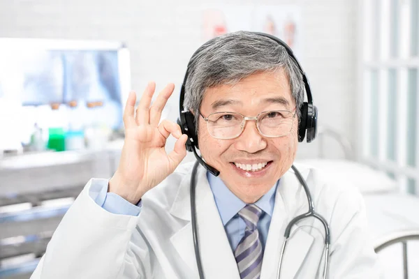 Concepto Telemedicina Asiático Senior Masculino Senior Doctor Hablando Síntoma Paciente —  Fotos de Stock
