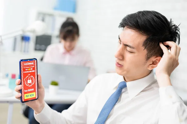 Asiatische Besorgt Junge Geschäftsmann Blick Auf Smartphone Mit Ransomware Angriff — Stockfoto