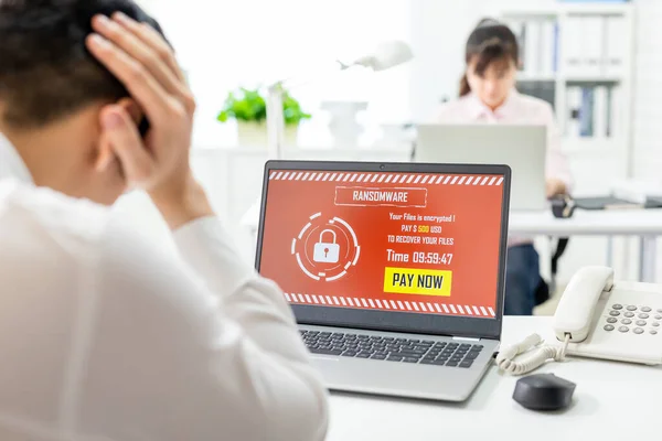 Asiático Preocupado Joven Empresario Mirando Ordenador Portátil Con Ransomware Ataque — Foto de Stock