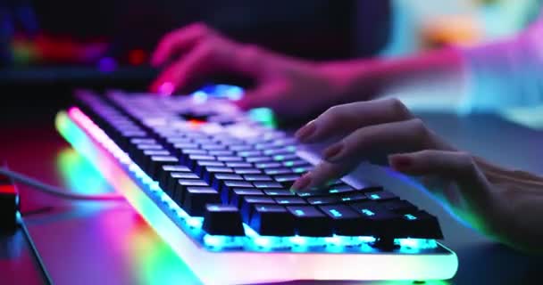 RGBマウスとキーボードをスポーツ — ストック動画