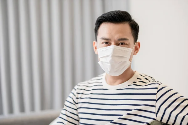 Asiatisk Man Bär Ansiktsmask Hemma Och Titta Dig — Stockfoto