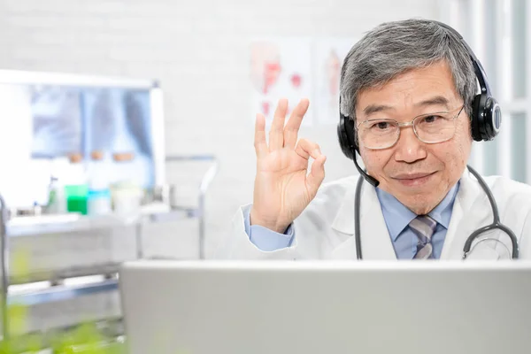 Telemedizin Konzept Asiatischer Senior Oberarzt Spricht Symptom Mit Patient Internet — Stockfoto