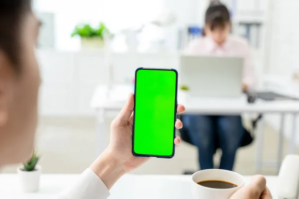 Asiático Joven Hombre Negocios Mirar Pantalla Verde Teléfono Inteligente Oficina — Foto de Stock